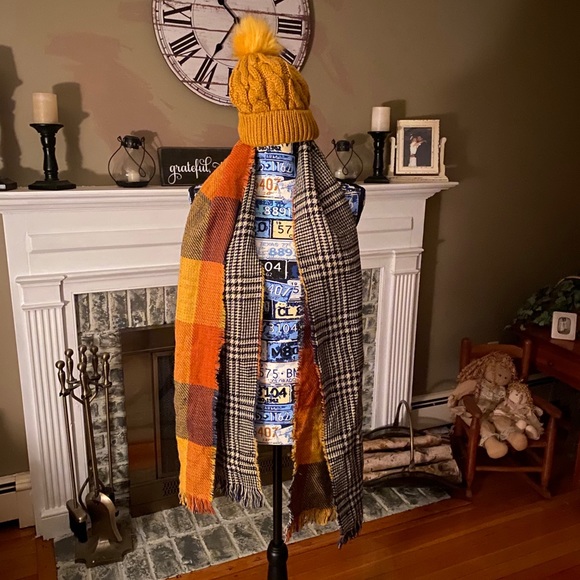 (3 for 🤑$15) Scarf & Hat (hat Target NWOT) - Picture 2 of 4